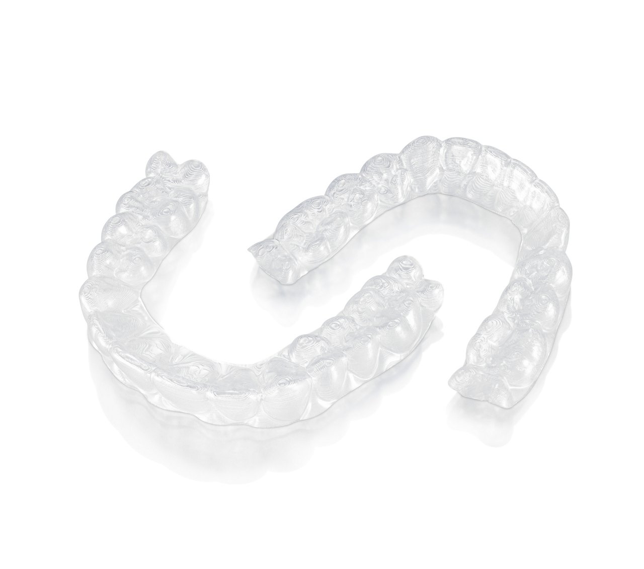Foto van 3M™ Clarity™ Aligners op een witte achtergrond, liggend buiten het etui.