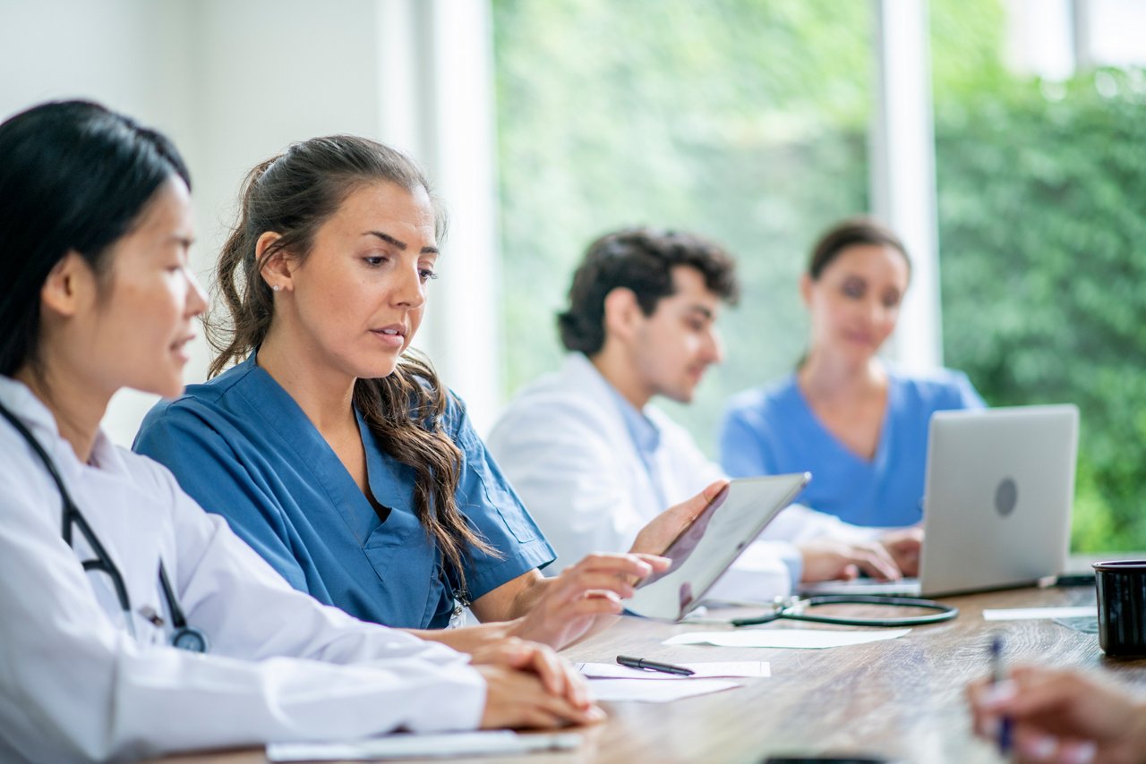 Grupa studentów medycyny uczy się i słucha na zajęciach.