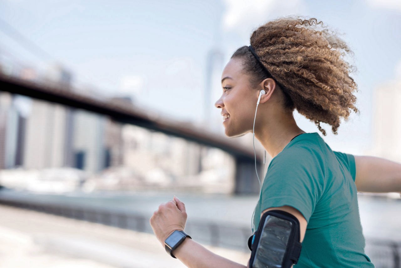 Liikenaiset seuraavat itsevarmaa liikemiestä ohi kulkemassa