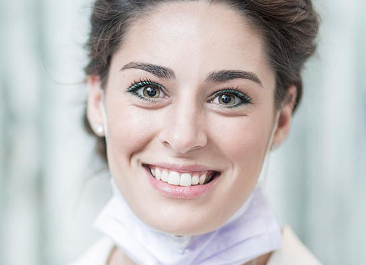 Redimensionado para 1200x400

Este ativo é o Getty ID 559541893. Este é licenciado pela Getty Images. Assentos ilimitados foram licenciados, não há custo para usar esta imagem. Por favor, faça o download e use conforme necessário, mas inclua este ID Celum nos Comentários de Liberação para novos conteúdos carregados no Celum utilizando a imagem. Título: Retrato de uma jovem dentista.