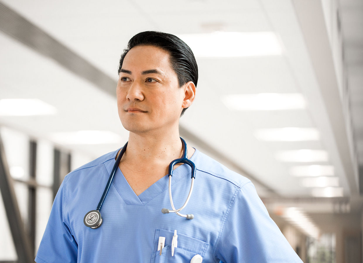 醫院走廊上的男護士肖像
