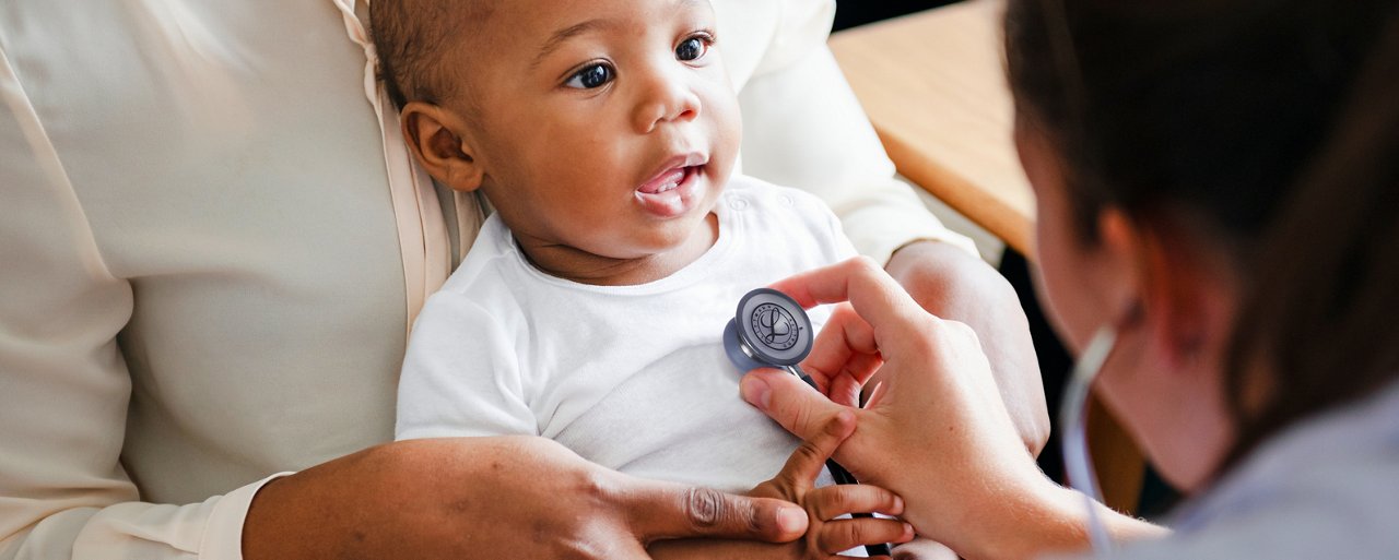 Dieses Asset ist eine retuschierte Version von Shutterstock-ID 1250646838 mit einem Littmann Stethoskop. Es ist von Shutterstock Images lizenziert. Es wurden unbegrenzte Nutzungsrechte lizenziert; für die Verwendung dieses Bildes fallen keine Kosten an. Bitte laden Sie es herunter und verwenden Sie es bei Bedarf, fügen Sie jedoch bei neuer Literatur, die in Celum hochgeladen wird und dieses Asset nutzt, die Celum-ID in den Release-Kommentaren hinzu. Titel: Arztbesuch mit Baby
