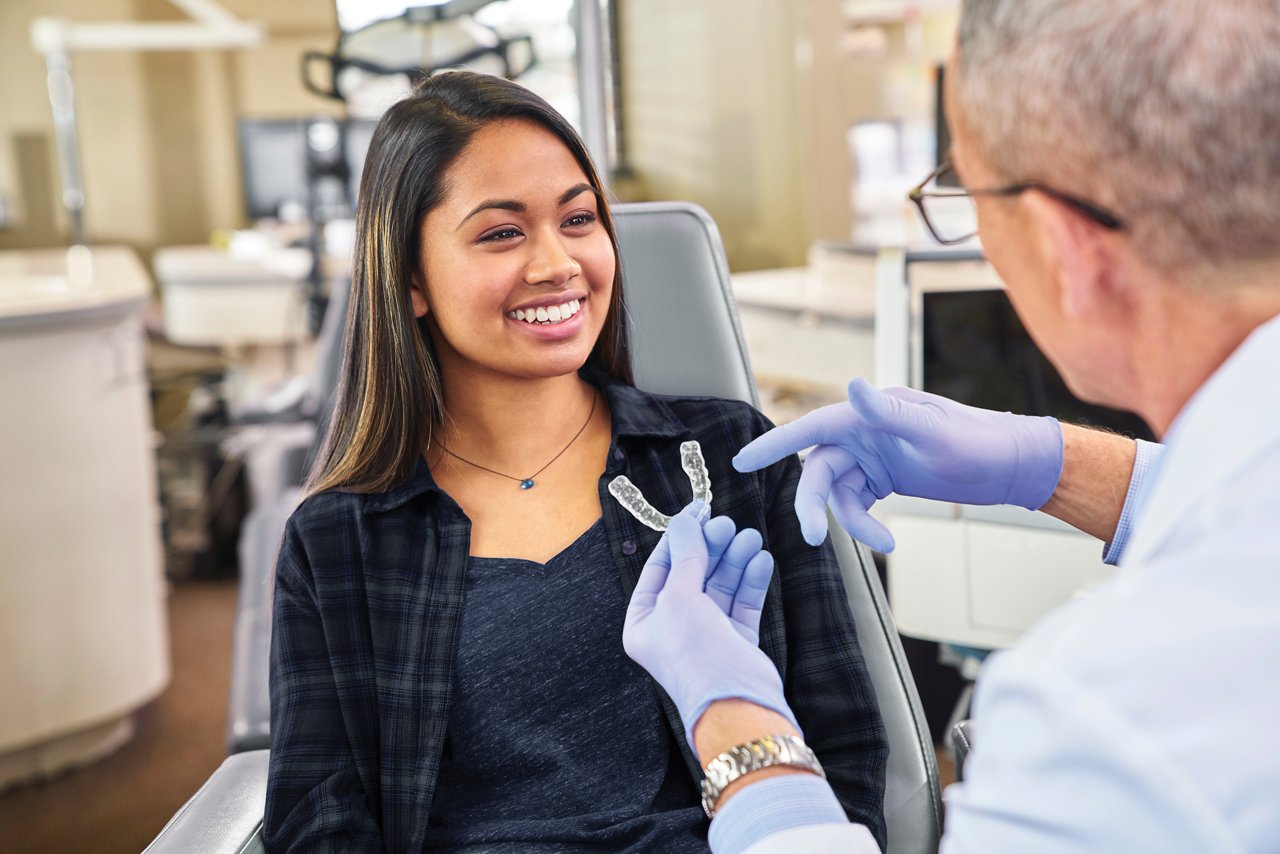 3M™ Clarity™ Aligners Flex, Dentist showing aligner to patient,Clinical product photo