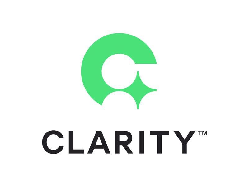 โลโก้แบรนด์ Clarity ในรูปแบบบล็อกแนวตั้ง สัญลักษณ์สีเขียวอ่อนพร้อมรูปผู้ป่วย/ผู้ให้บริการอยู่ตรงกลาง พร้อมเครื่องหมาย ping และเวิร์ดมาร์ก Clarity สีเทา
