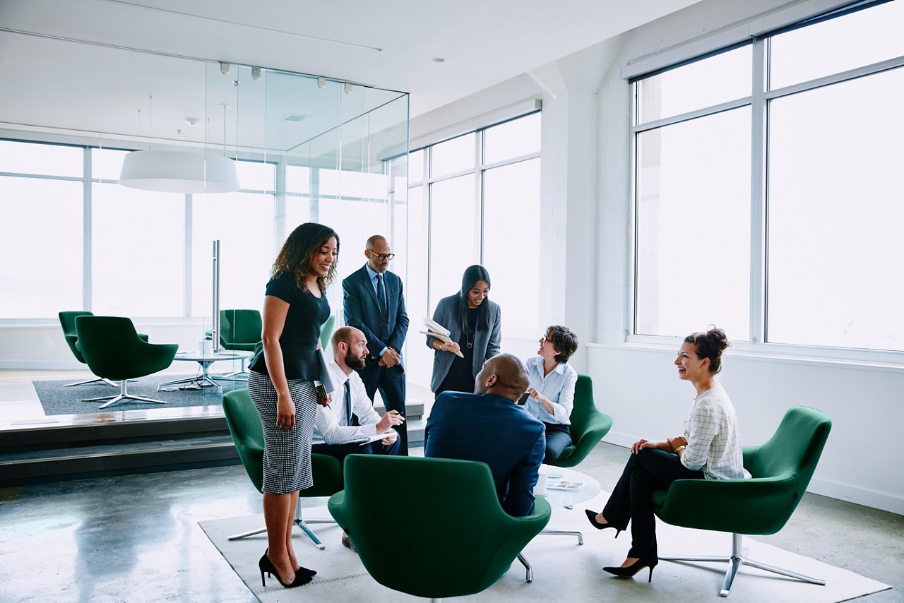Groupe de personnes d'affaires en discussion lors d'une réunion de projet au bureau