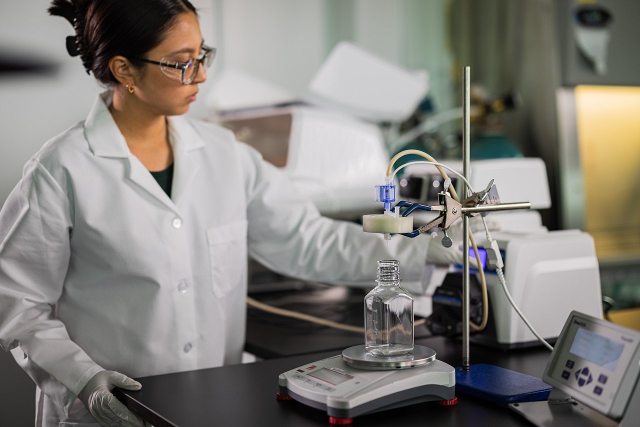 Image of 3M™ Harvest RC Centrate Chromatographic Clarifier in a lab with lab worker.