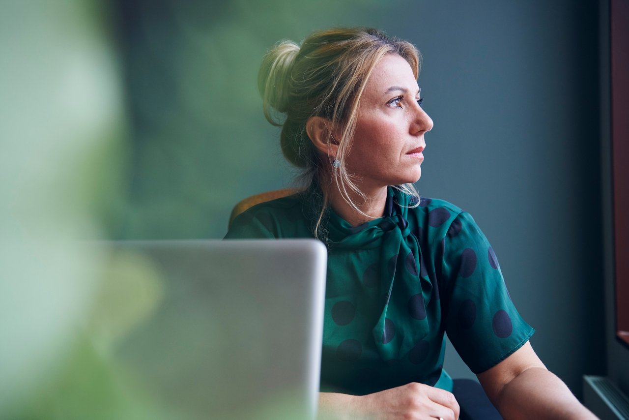 This photo of a woman looking to the side highlights the 10 year anniversary of the 3M™ 360 Encompass™ System.  Getty ID 1146164285 5000x3333