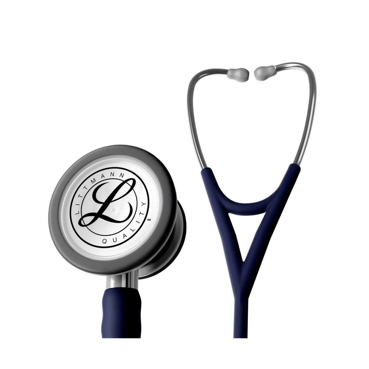 Render produktu w użyciu przedstawiający stetoskop Littmann Cardiology IV z głowicą w wykończeniu ze stali nierdzewnej i przewodem w kolorze midnight blue, na przezroczystym tle
