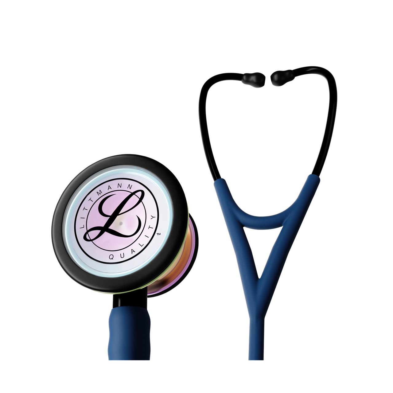Render produktu w użyciu przedstawiający stetoskop Littmann Cardiology IV z głowicą w tęczowym wykończeniu na wysoki połysk, przewodem w kolorze marine blue, czarnym przewodem oraz lirkami usznymi w kolorze marine blue, na przezroczystym tle
