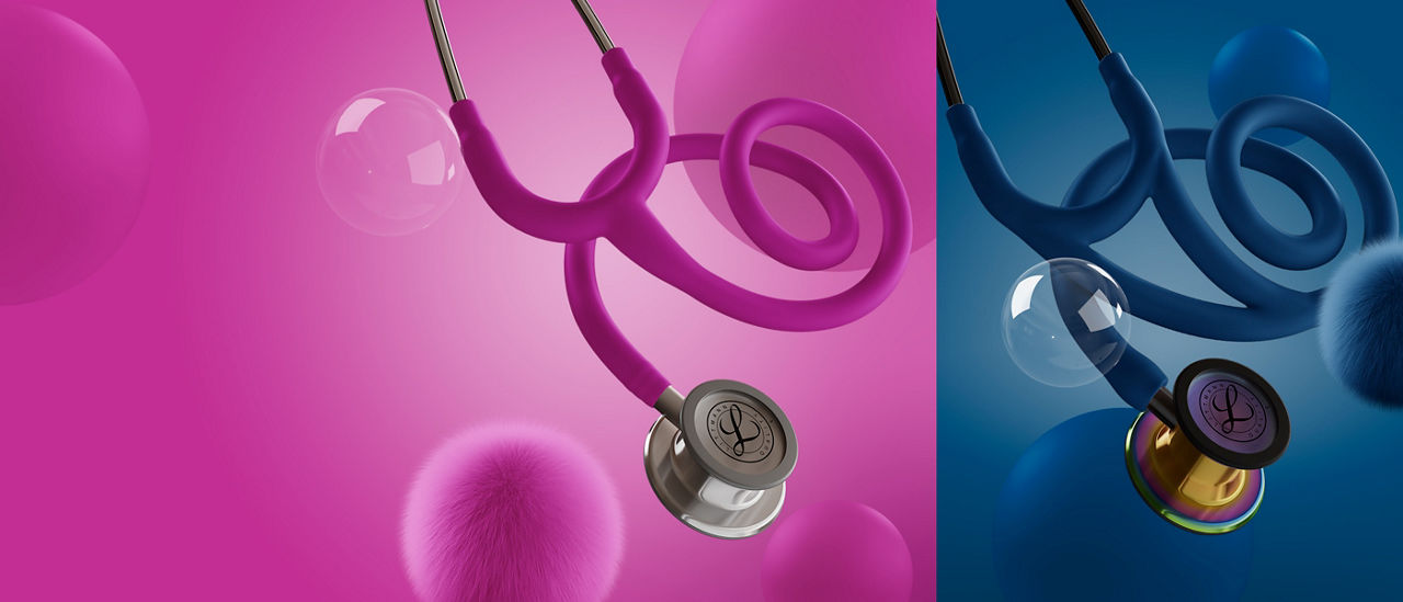 Grafika banerowa produktu przedstawiająca stetoskop Littmann Classic III oraz stetoskop Littmann Cardiology IV z satynowym wykończeniem w kolorach malinowoczerwonym i morskim niebieskim. Zdjęcie stetoskopów ze zwiniętym przewodem.
