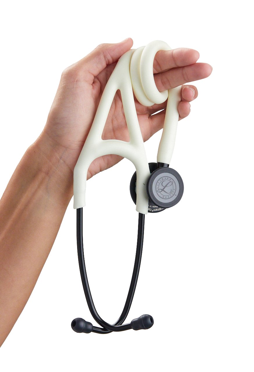 Littmann-Foto mit dem neuen Littmann Cardiology IV Stethoskop 6186C mit neuem Schlauch in Satin-Finish, der um die Finger gewickelt ist
